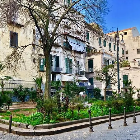 Donnaregina Apartment